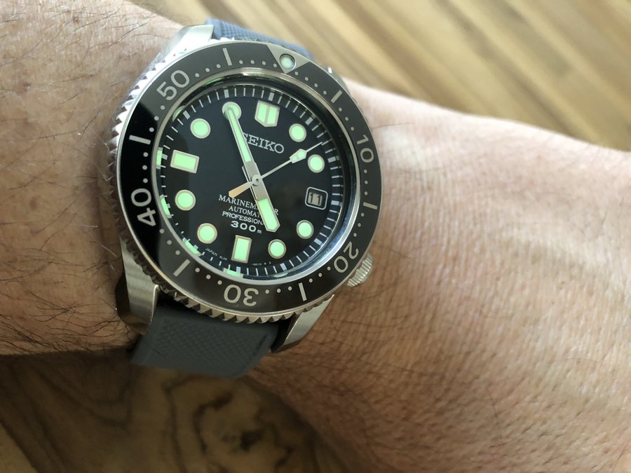 Seiko MarineMaster 300: Lume, on grey rubber